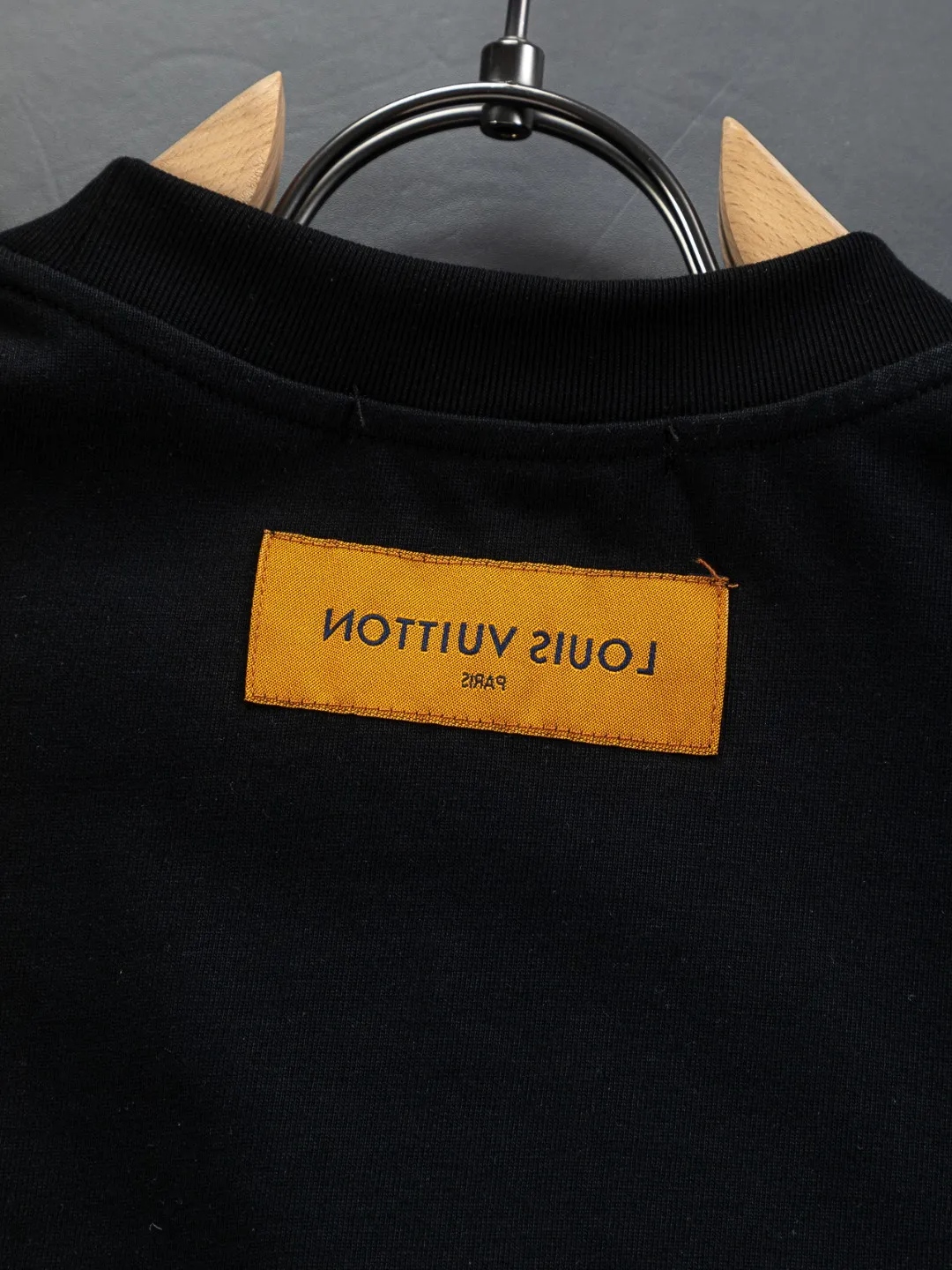 🅿️190 Louis Vuitton 1V LV lv slightly wide version S-XL LV 26ss new products are available at counters simultaneously. Multiple craftsmanship. Gold thread jacquard checkerboard letters on the chest🪡 embroidery. Round neck short-sleeved T-shirt, same style for men and women! Consigned to one-to-one creation. Synchronized with the official website, pure cotton fabrics at the counter! It is close to the skin and comfortable, durable and easy to wear. It has a classic and simple logo design and meticulous original craftsmanship. Short-sleeves, a must-have item for men, do not appear to be the same for the general public, but must be unique and eye-catching. This LV short-sleeve is all about quality, comfort, the same shape and fashion as always, including fabrics and cutting techniques. All of them have been made with great effort! 320 grams of washed pure cotton fabric, pure cotton is breathable, very refreshing and comfortable for daily wear. The rib knitting on the neckline is smooth and tight, and the neckline will not be skewed if you toss it at will. The loose version, you will find that it looks really good on the upper body. The overall is minimalist and neat, super versatile for daily use! Pair it casually with a pair of pants for a youthful look. A T-shirt will make your outfit crazy. It is a fashionable item that can never go wrong! Color: Black White Size: S-XL Size chart: S: Shoulder width 50-Bust 56-Length 70 M: Shoulder width 52-Bust 57-Length 72 L: Shoulder width 54-Bust 59-Length 74 XL: Shoulder width 56-Bust 62-Length 76